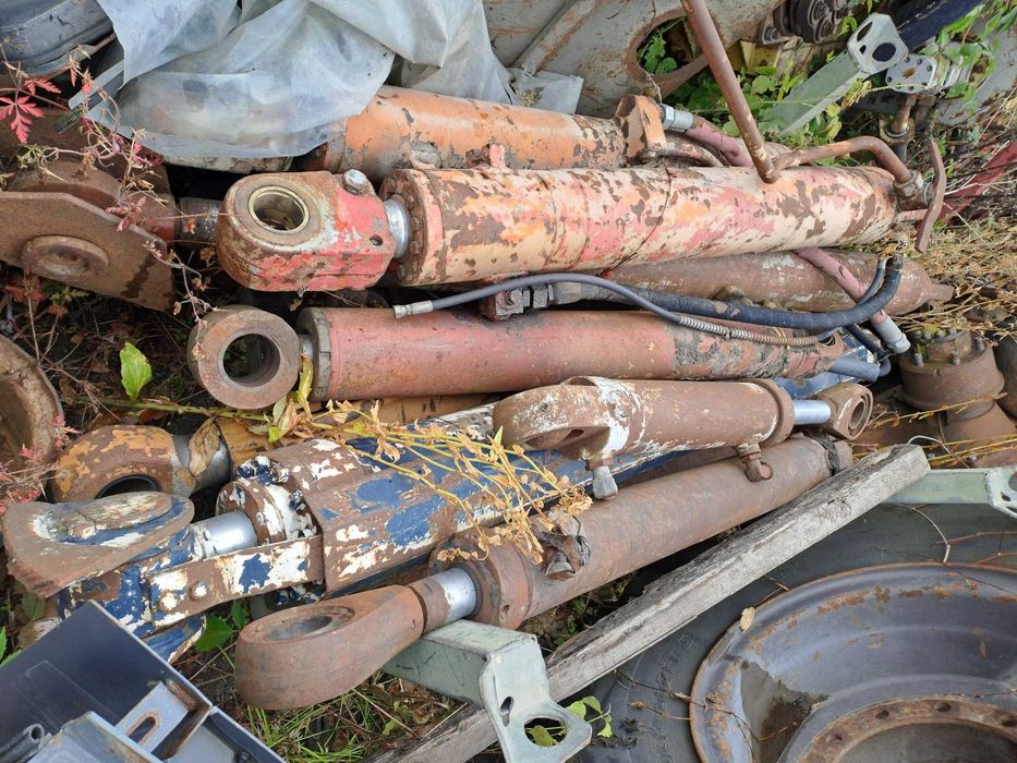siłowniki hydrauliczne różne wózki widłowe, ładowarki