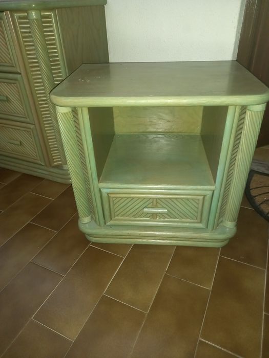 Cómoda e mesa de cabeceira
