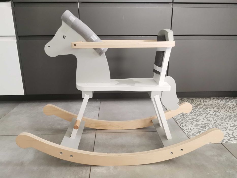 Drewniany konik na biegunach firm Goki, stan bardzo dobry.