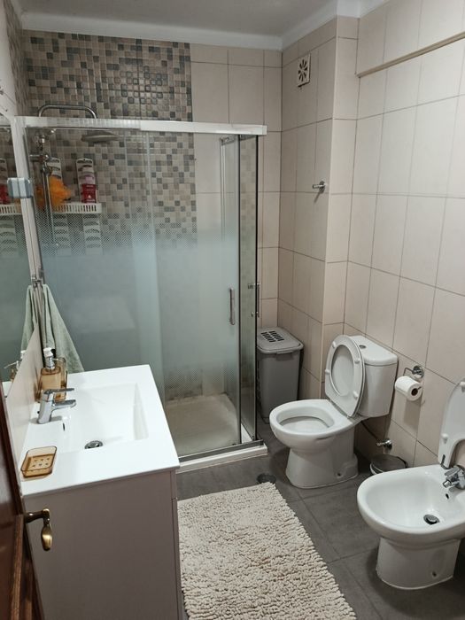 Quarto para alugar – Montijo (com casa de banho privada e TV)