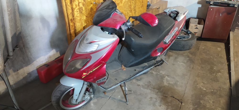 Скутер по запчастям.  4000 цена за движок