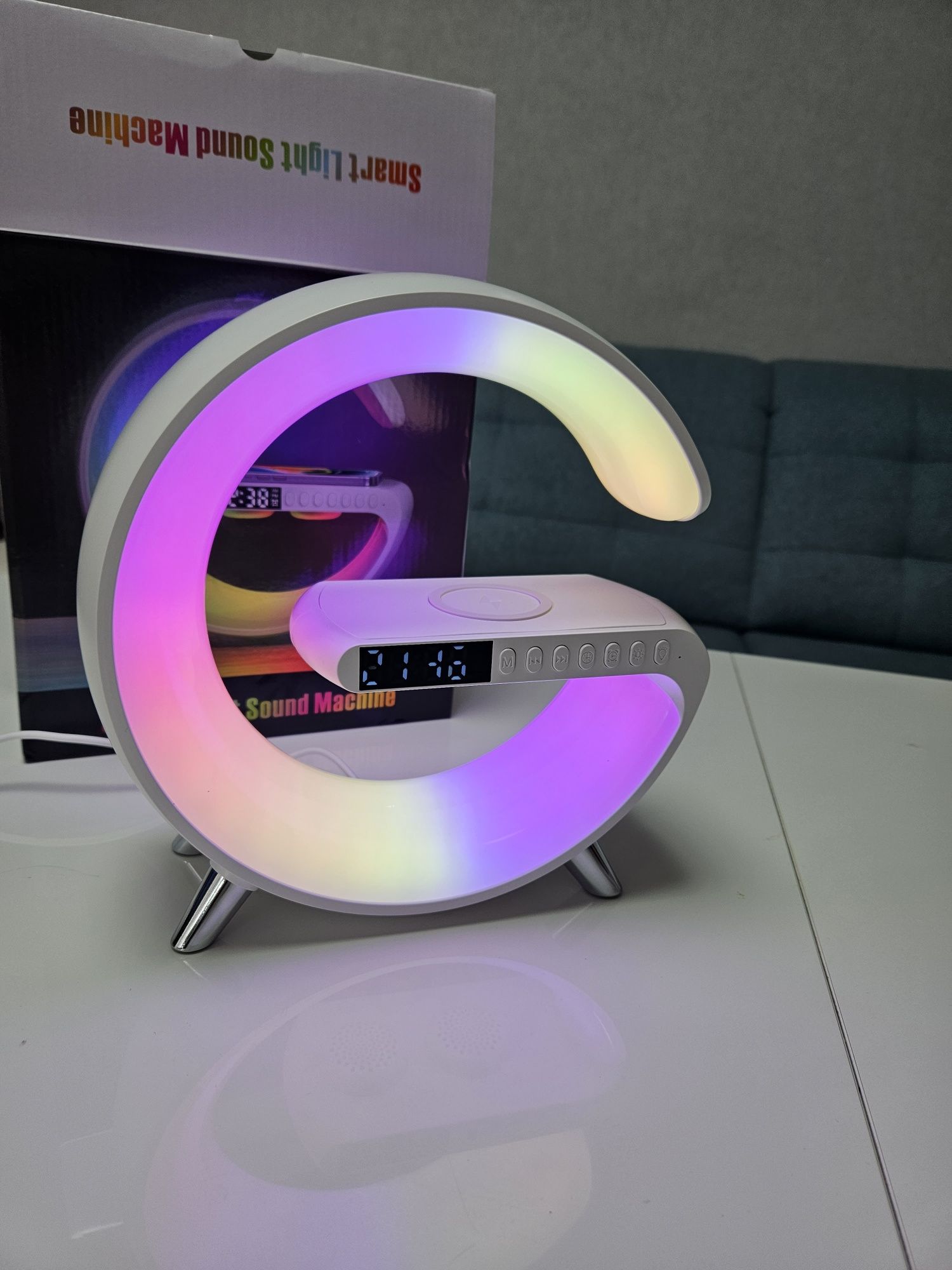 Inteligentna lampa LED RGB z ładowarka, QI głośnik