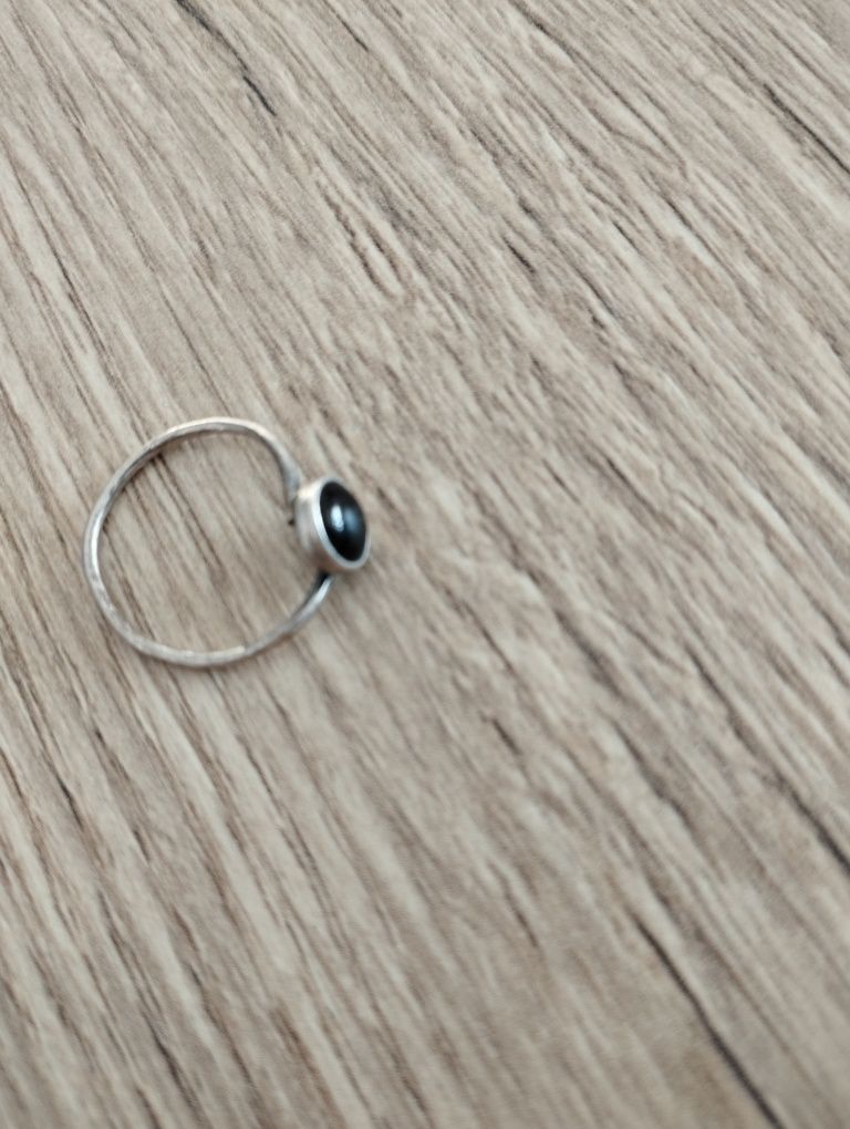 Stary srebrny pierścionek z czarnym oczkiem vintage