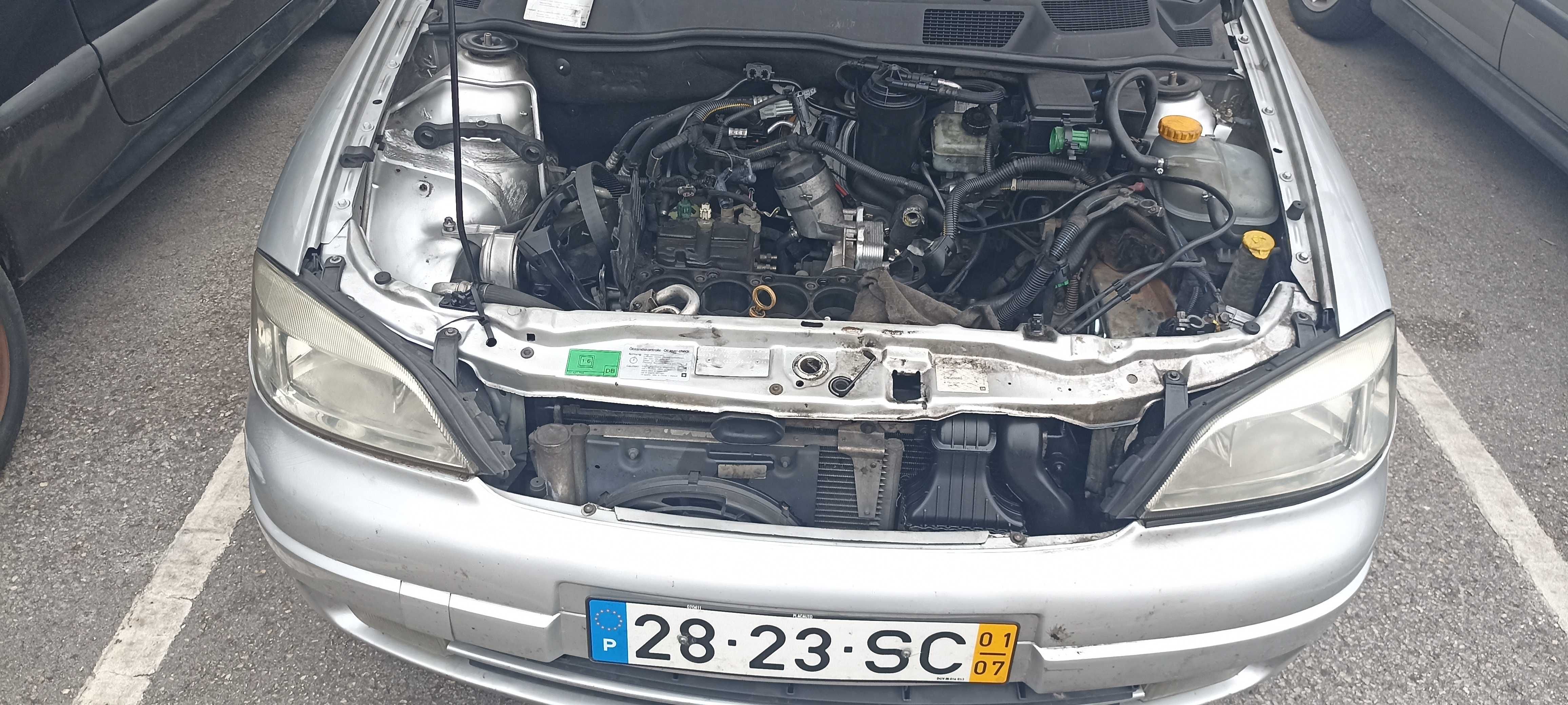 Opel Astra / motor parcialmente desmontado