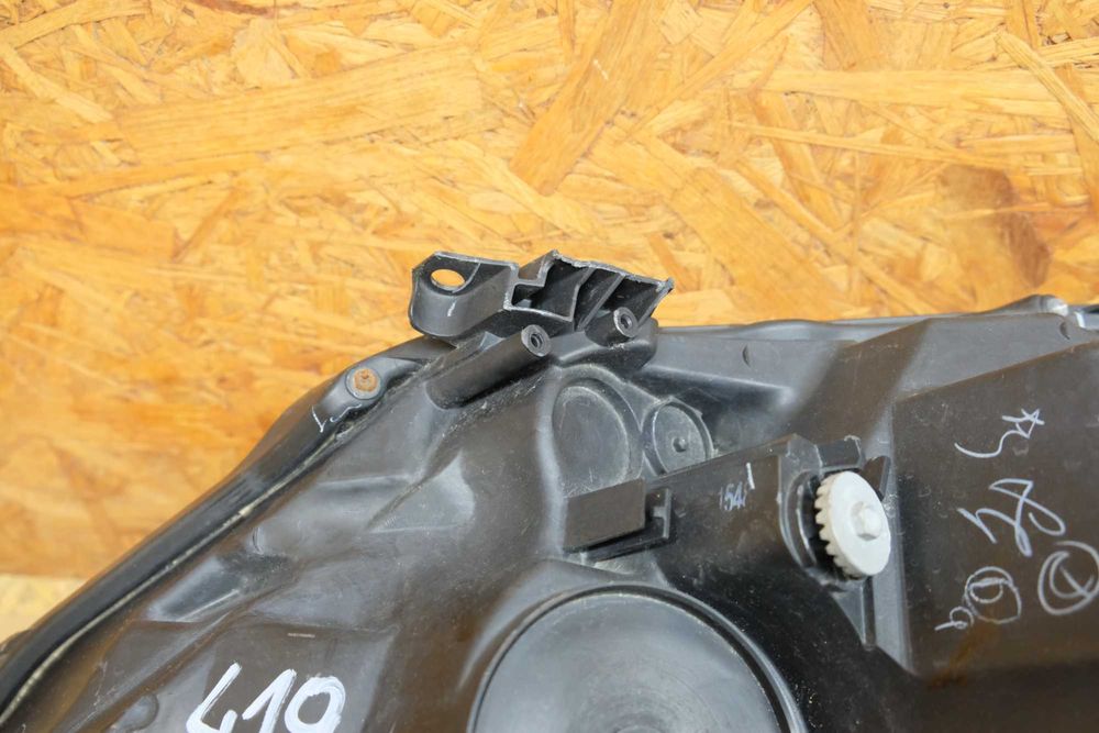 Lampa prawy przód Toyota Avensis III T27 Lift