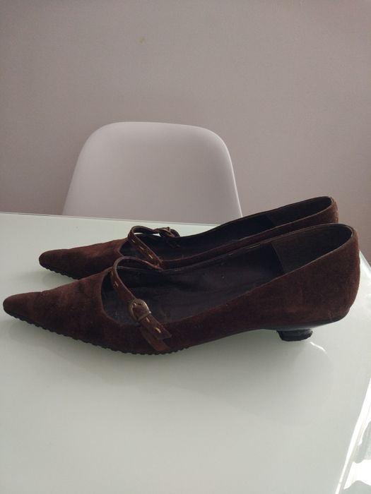 Sapatos camurça castanhos