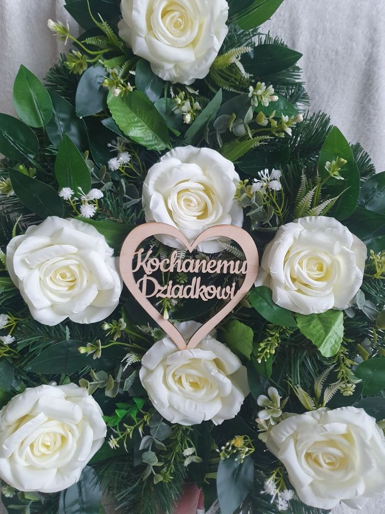 wieniec sztuczny na grób cmentarz stroik pogrzebowy białe róże dedykac
