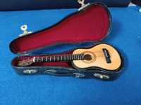 Miniatura de Guitarra Classica em madeira no estojo original.