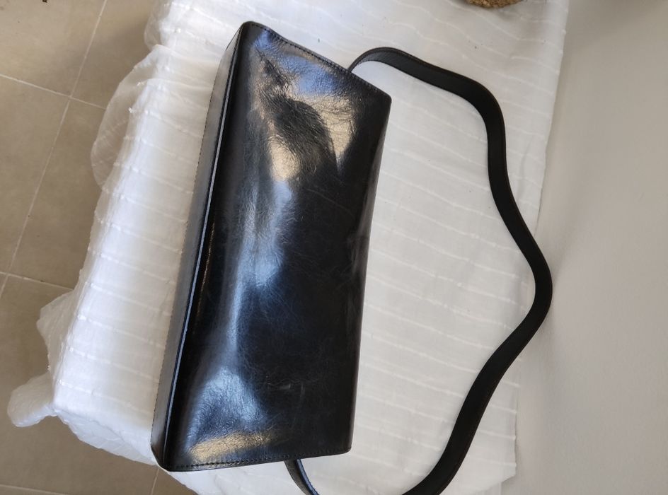 Mala de ombro preta em pele, marca Furla