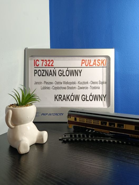 Tablica relacyjna pociągu 7322 Pułaski