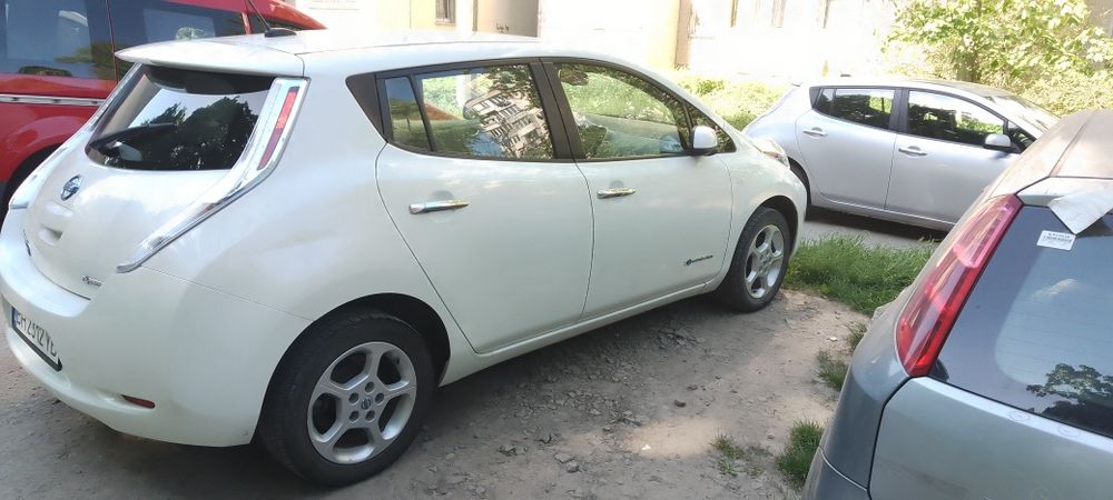 Авто Ниссан Лиф 2012