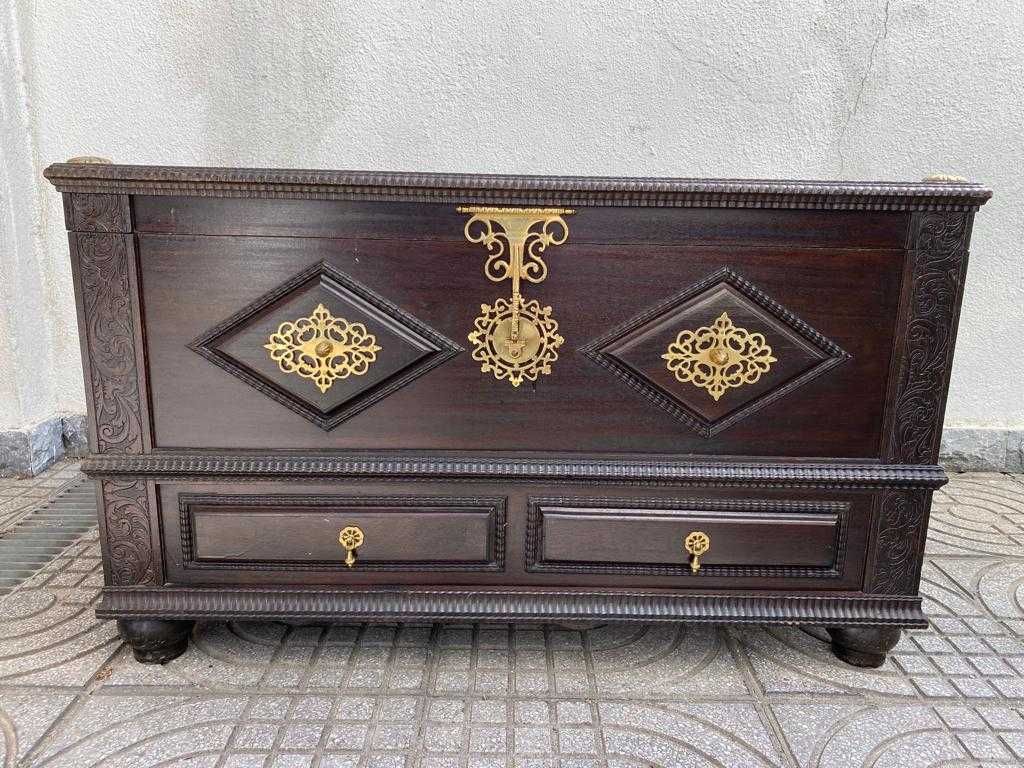 Arca de Madeira com Decoração Dourada