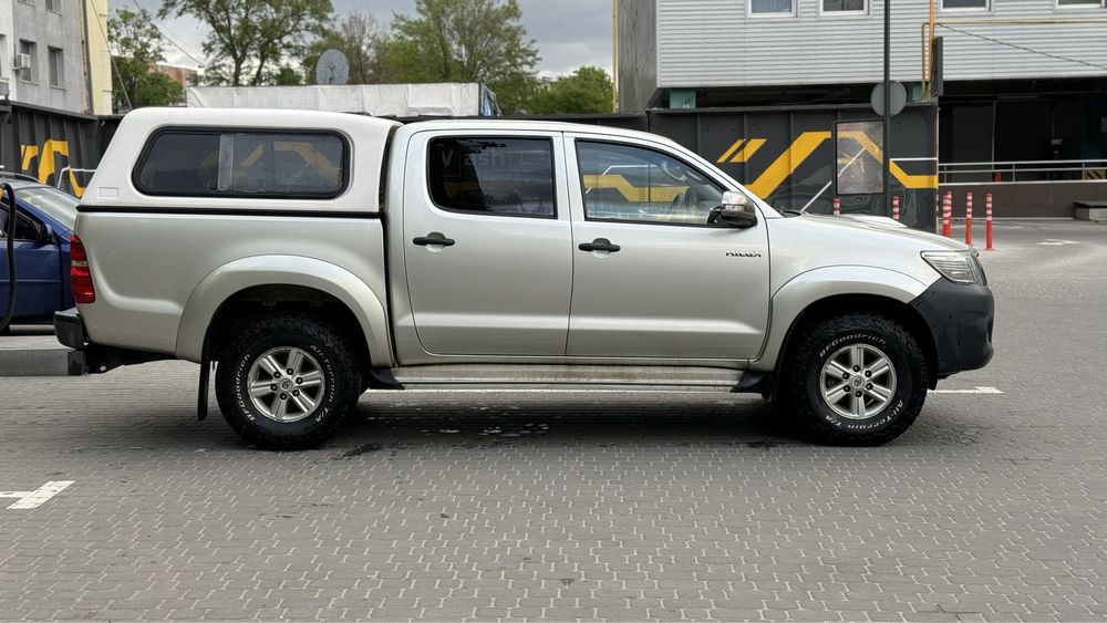 Автомобиль Toyota hilux 2013