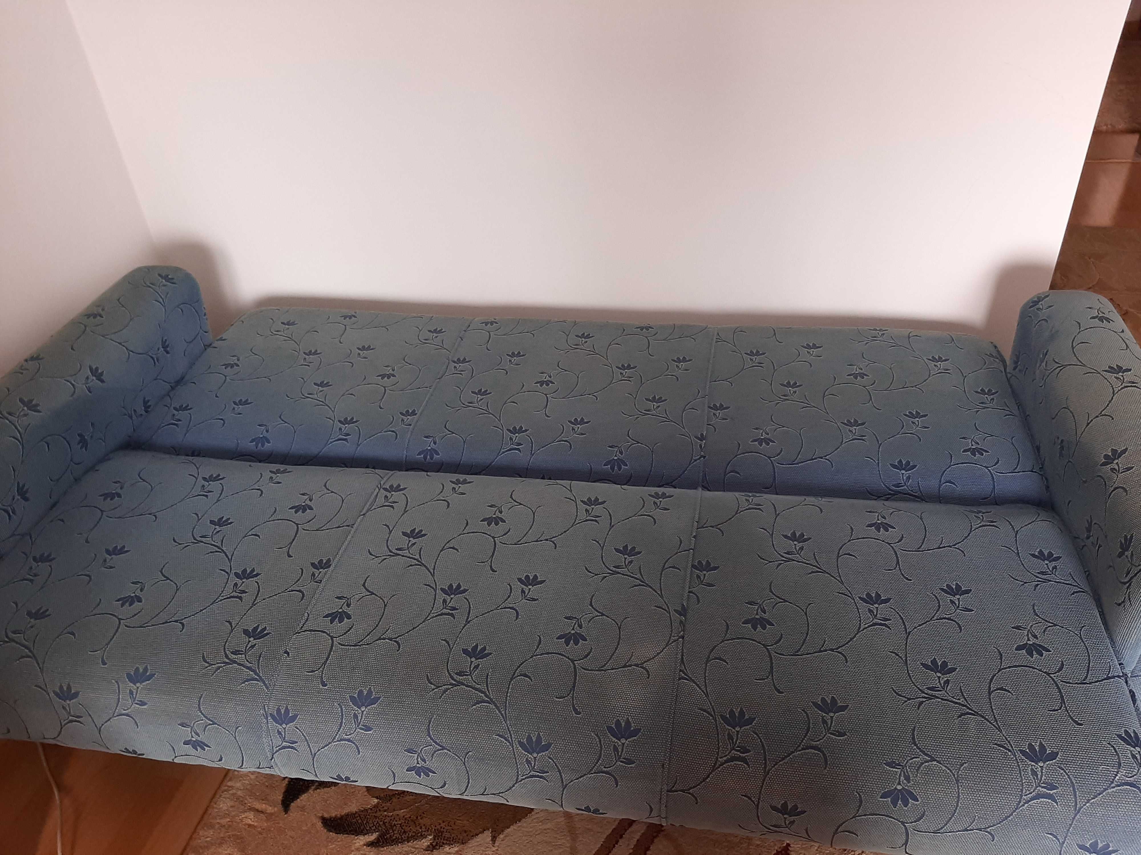 Sofá cama Azul em Tecido e estrutura de Madeira com 2,10m de largura.