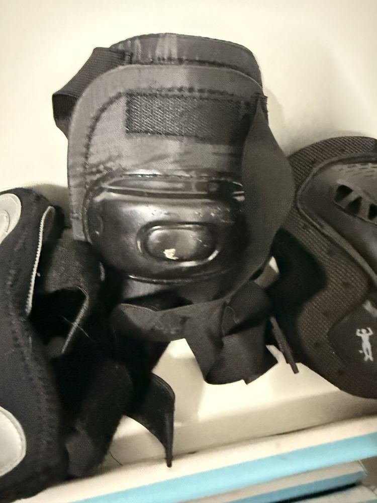 Joelheiras, cotoveleiras e protetores de pulsos para patins ou skate.