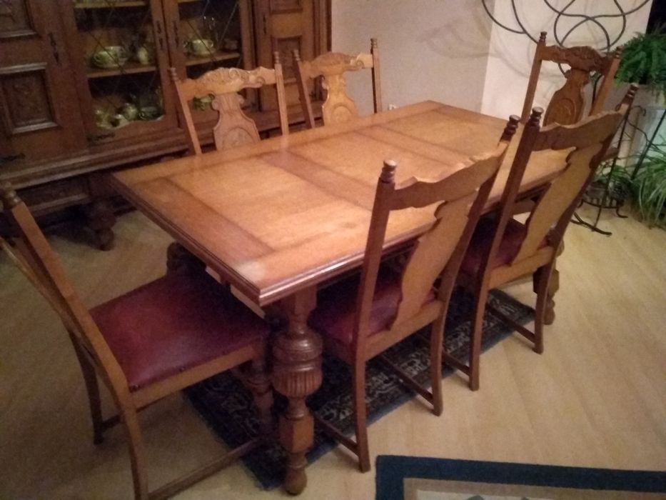Stół jadalniany z krzesłami.