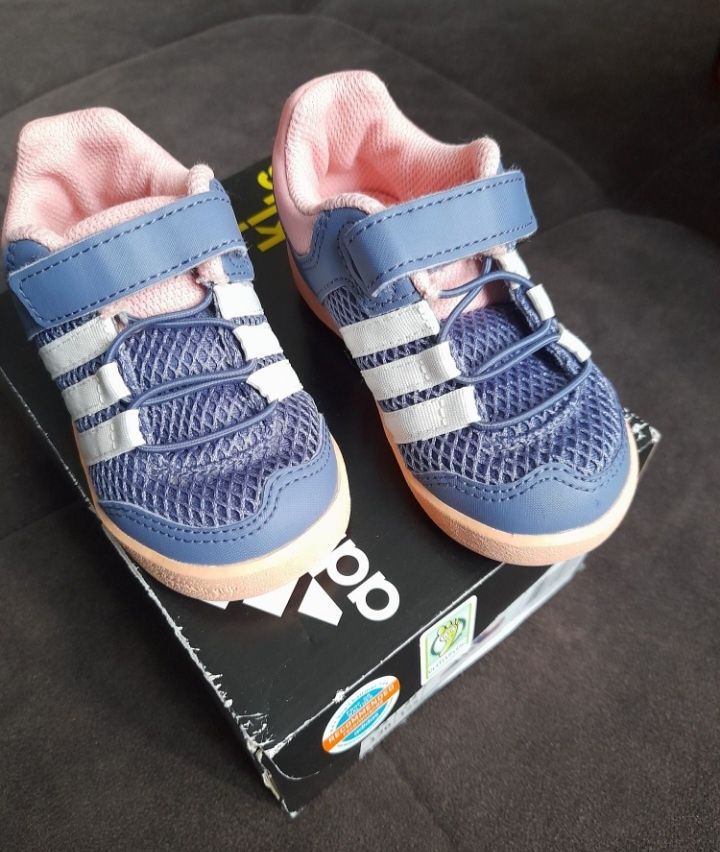 Buty sportowe Adidas rozmiar 22 super lekkie, wkładka 13,5cm