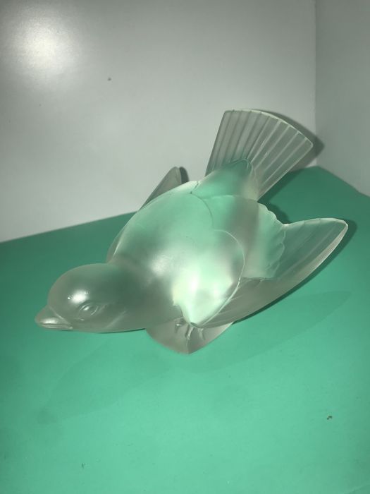 Figurka wróbla Lalique z matowego kryształu