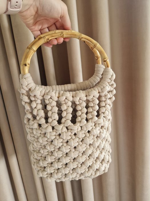 Makramowa torebka z bambusowymi uchwytami