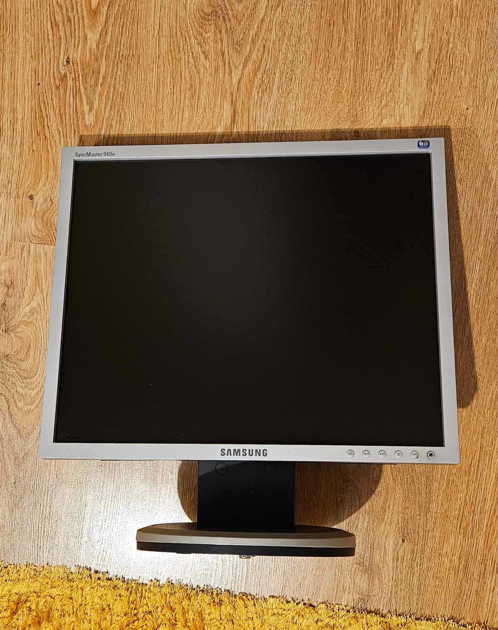 Monitor Samsung z pudełkiem  SyngMaster 940 N