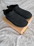Czarne buty UGG classic ultra mini