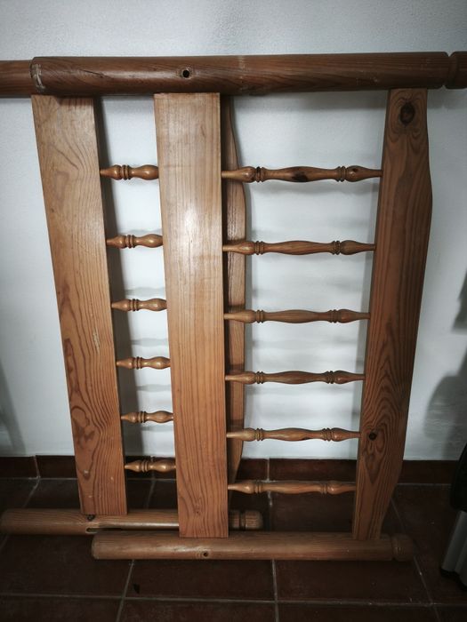 Cama solteiro em madeira