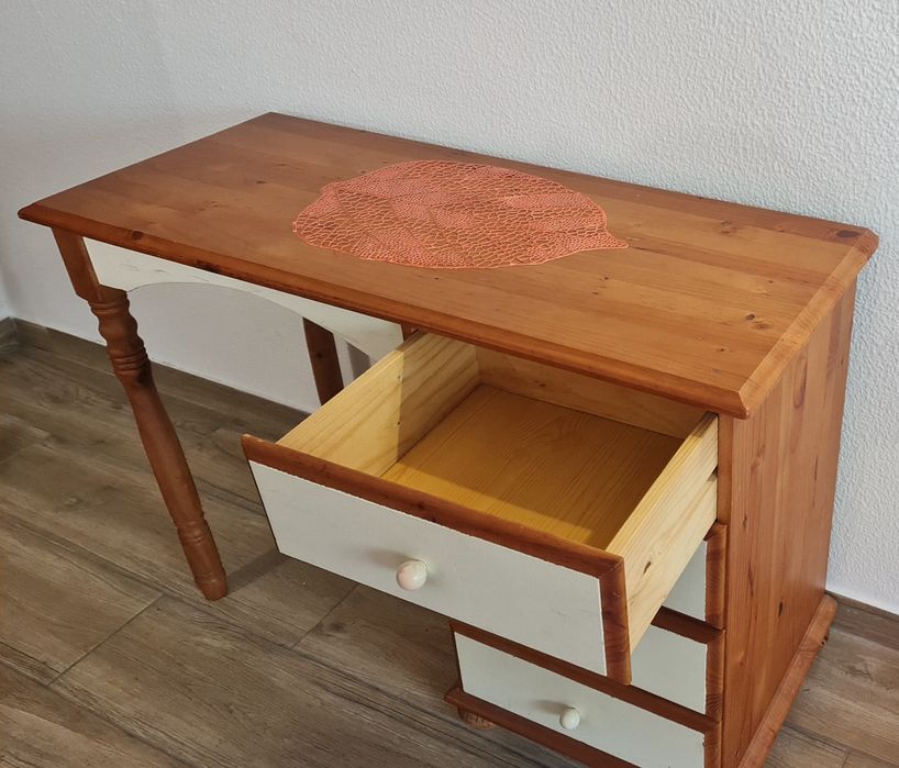 Mesa em madeira. Cadeira e gratuita.