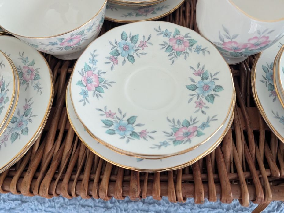 Zestaw filiżanek na 12 osob