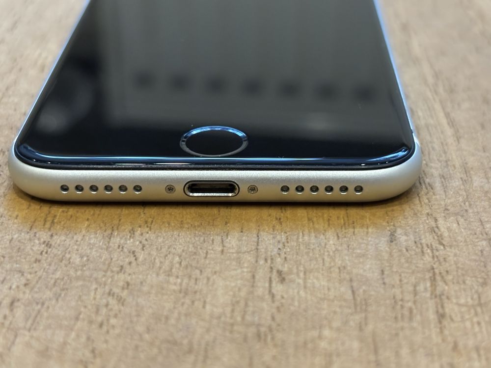 iPhone SE 2020 | 64 GB | Biały | Używany | Alcesoria w zestawie