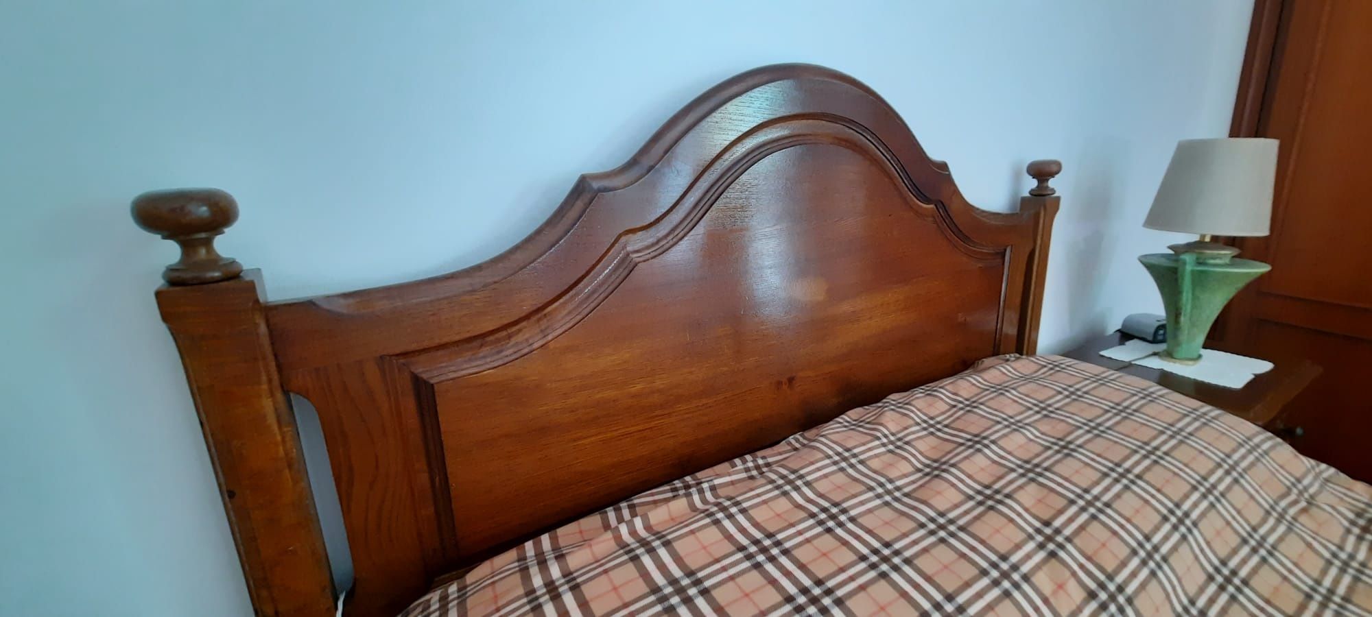 Cama, mesinhas de cabeceira e cómoda em madeira maciça