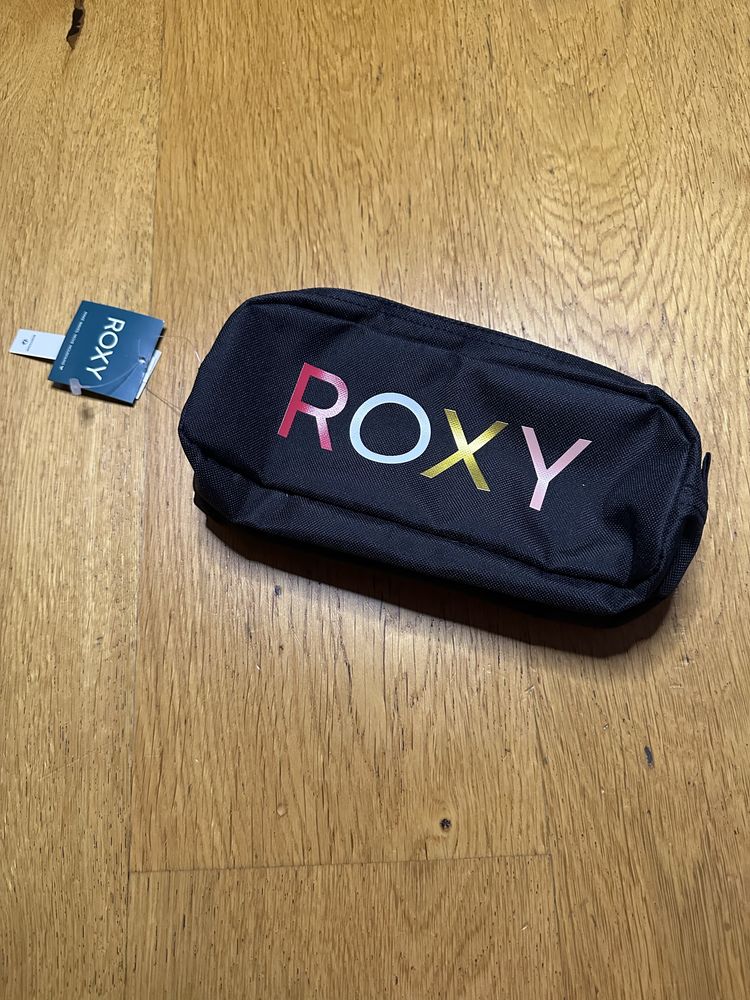Piórnik saszetka kosmetyczka Roxy czarny nowy
