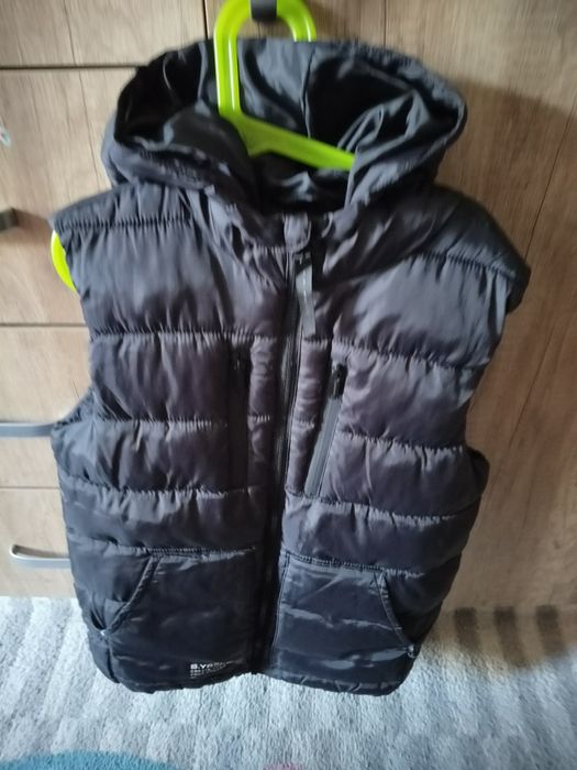 Puchowa kamizelka z kapturem