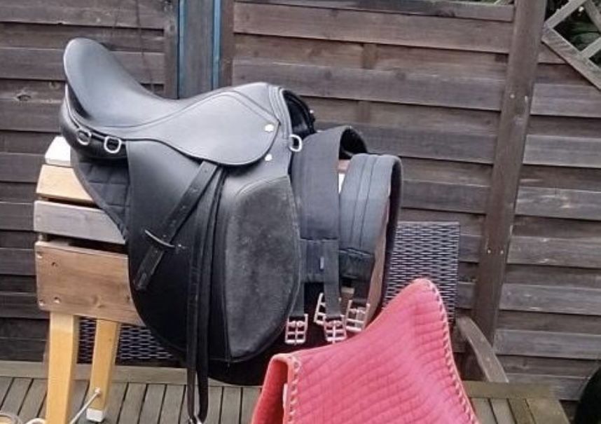 Продам універсальне Кінне сідло для верхової їзди
