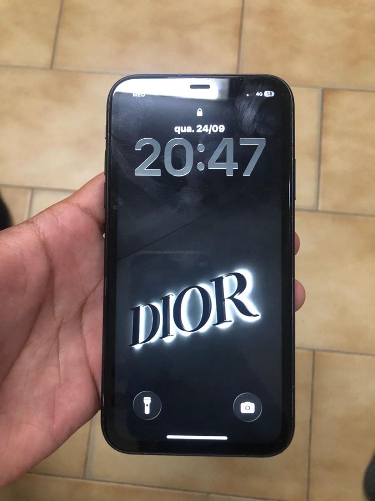 Iphone 11 com o vidro de traz partido