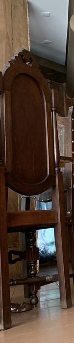 Cadeiras de madeira antigas