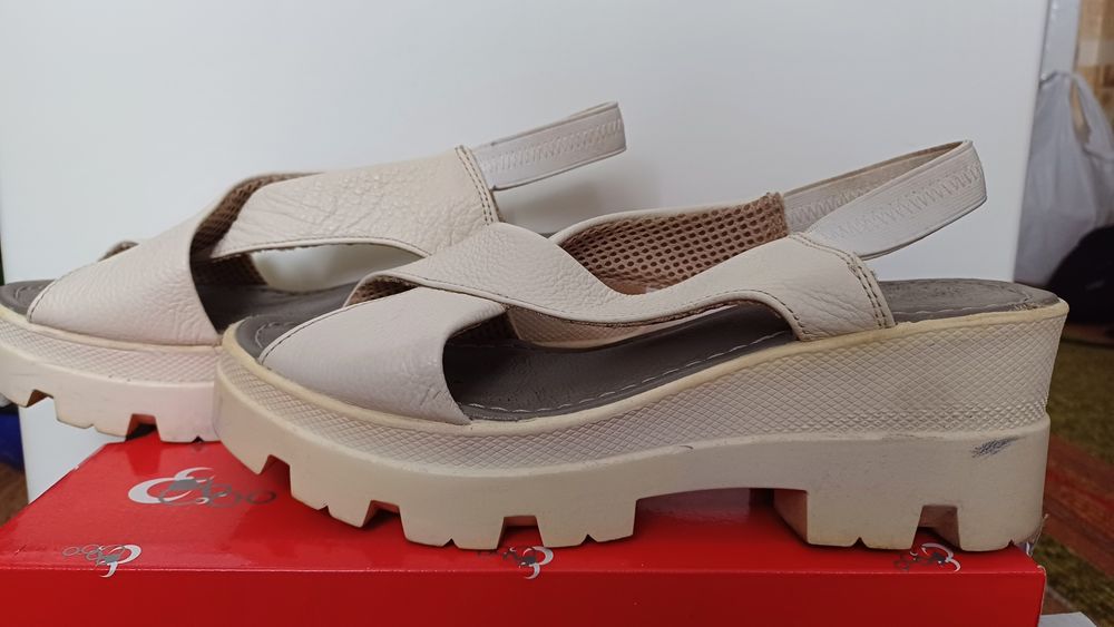 Босоніжи шкіряні на платформі 39р