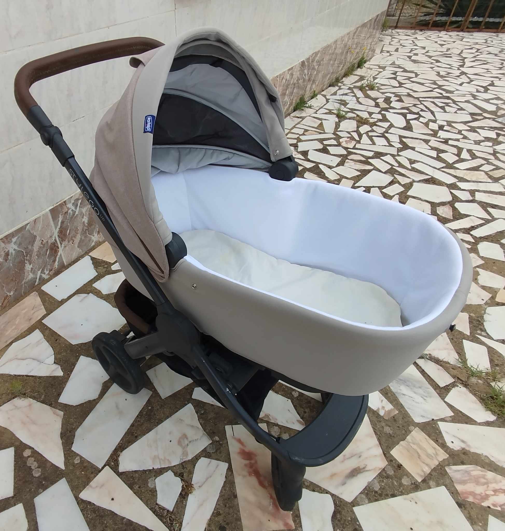 Carrinho Chicco Style Go com todos os acessórios ( Cadeira e Alcofa)