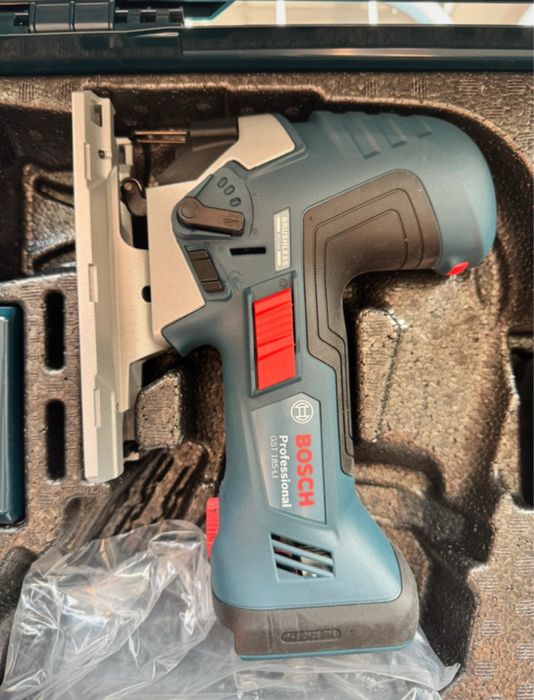 Wyrzynarka BOSCH  GST 180 Li ZESTAW