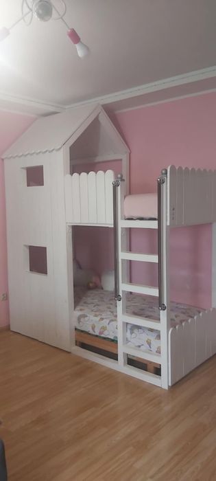 Łóżko piętrowe domek