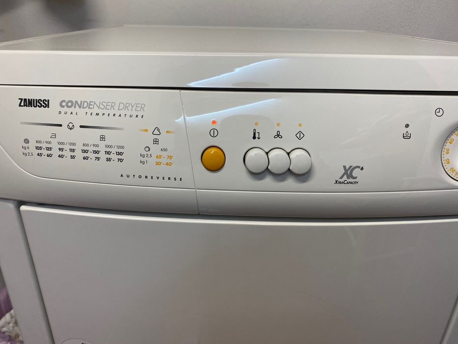 Máquina de secar roupa zanussi