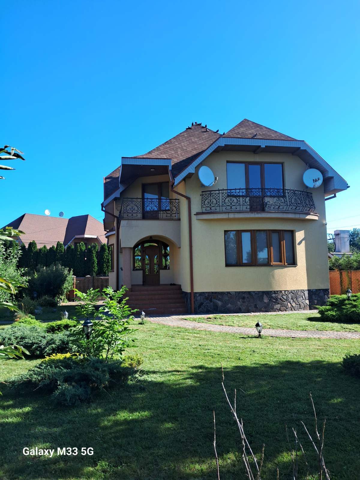 Продаж будинку  біля річки