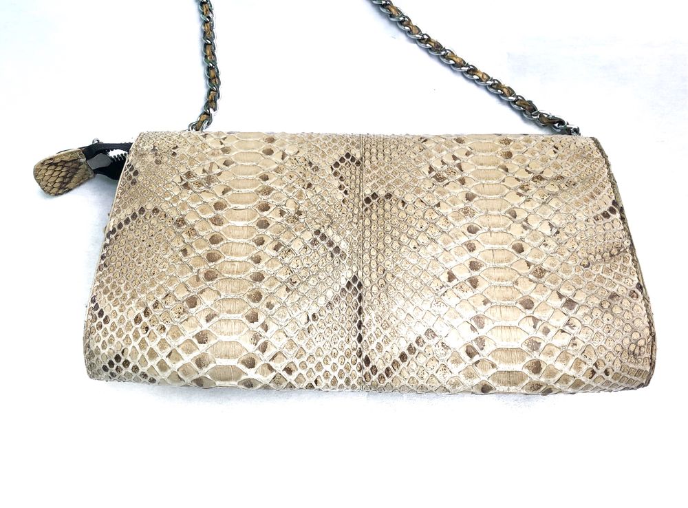 Жіноча сумочка зі зміїної шкіри