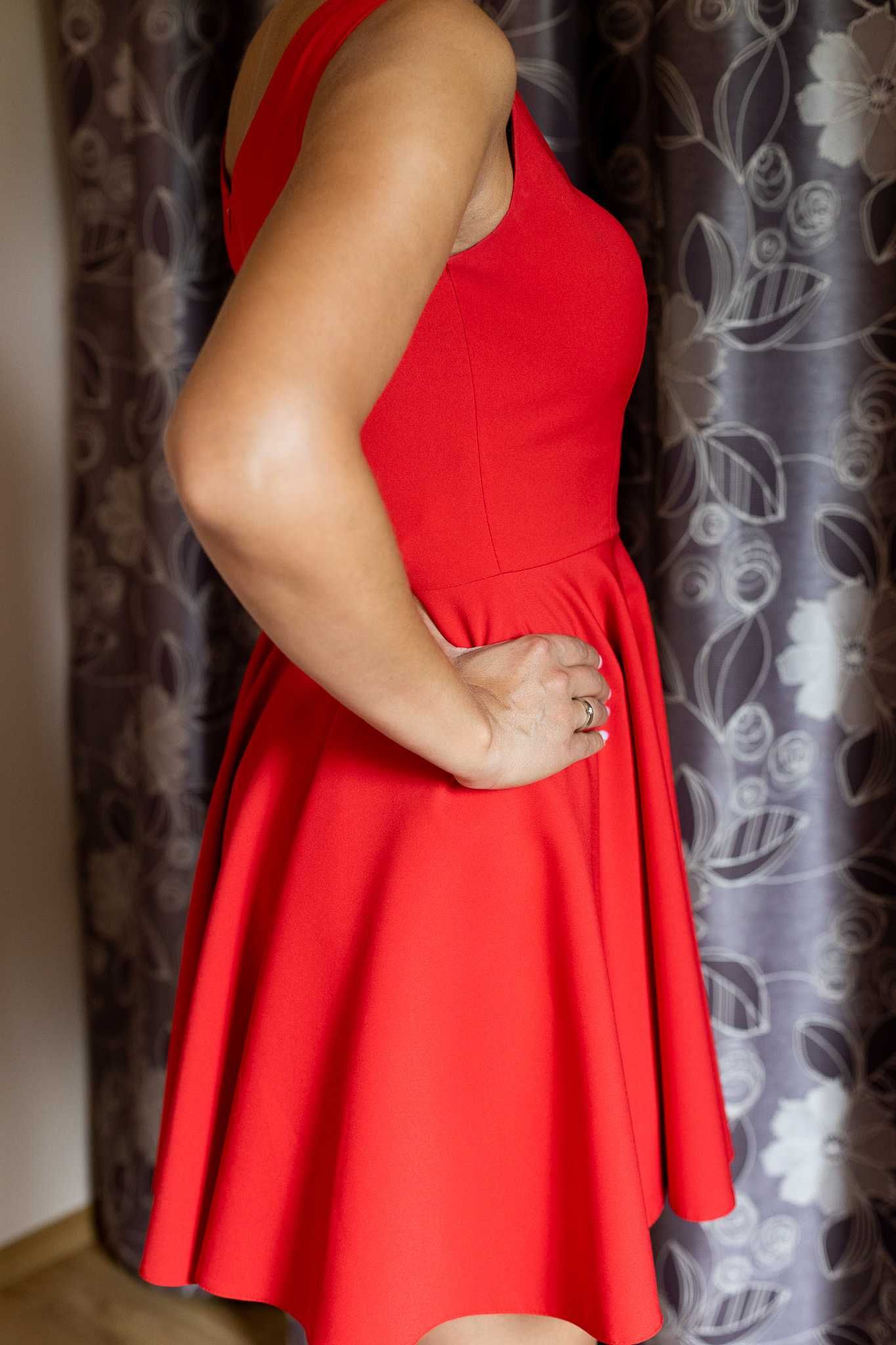 czerwona sukienka na wesele studniówkę rozkloszowana dekolt