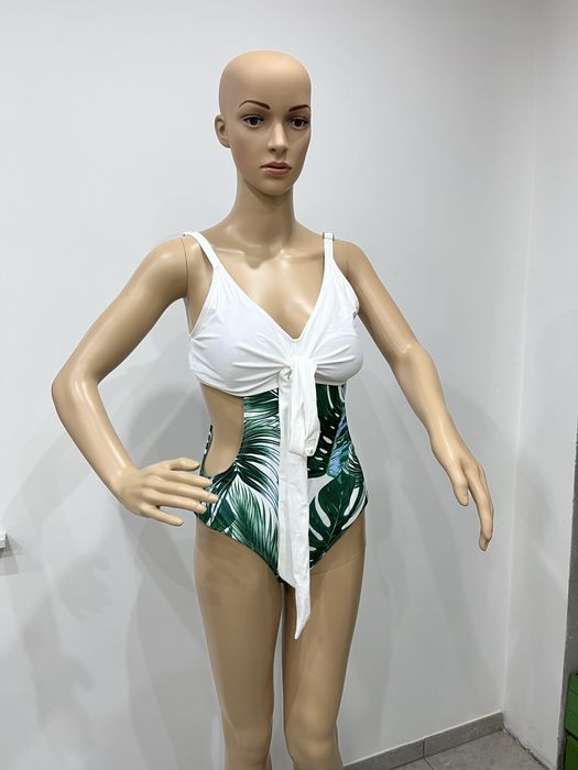 Jednoczęściowy strój kąpielowy z wycięciami