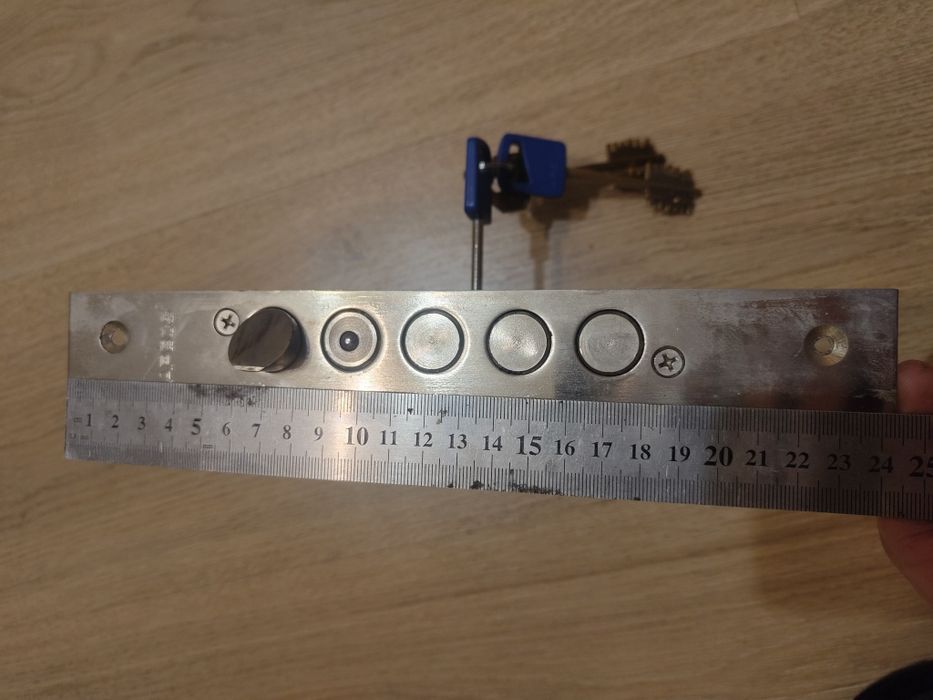 Замок на бронедвері сейф гараж з засувкою