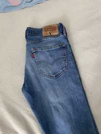 Jasne jeansy niebieskie z przetraciem na kolanie levi’s 511 pinterest