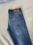 Jasne jeansy niebieskie z przetraciem na kolanie levi’s 511 pinterest