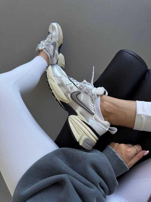 Жіночі кросівки Nike V2K Runtekk срібло з чорним  1320 ТОП