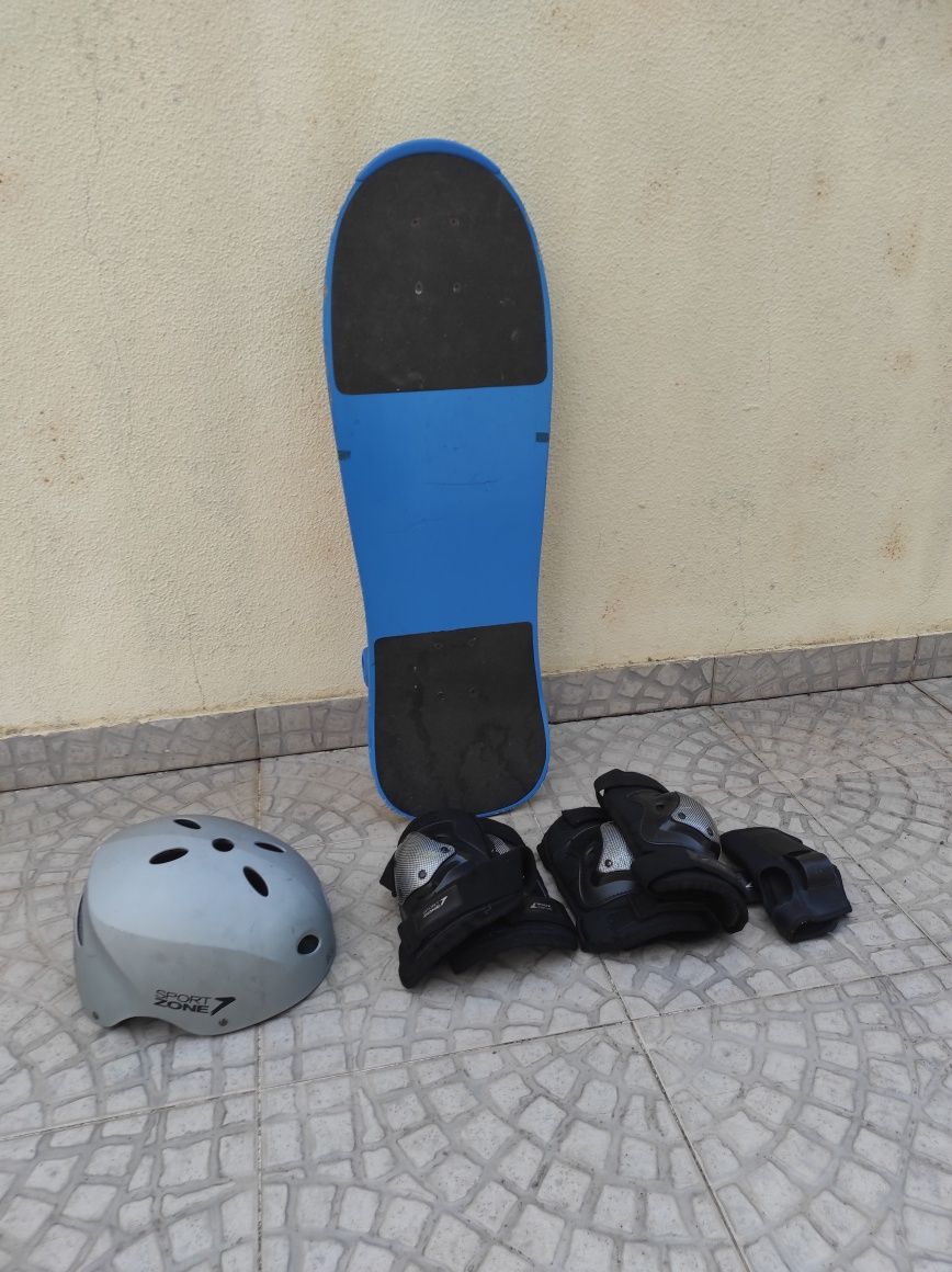 Skate, com capacete e proteções