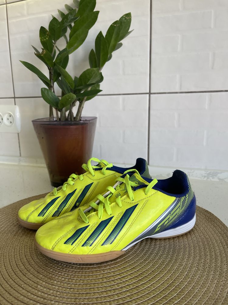 Дитячі Футзалки Adidas F10. Футзальні кросівки, бампи  34р